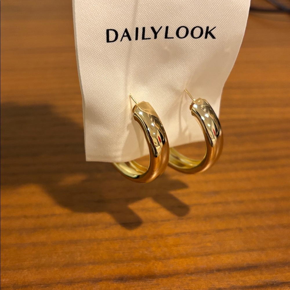 DailyLook Gold Hoop earrings - Picture 3 of 4